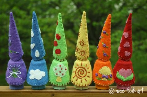 Waldorf inspired felt gnomes. The best part of this tutorial (for me) was discovering that the shop she uses for the wooden bodies is about 10 miles away from me. FIELDTRIP! Felt Gnomes, Wee Folk Art, Gnome Tutorial, Waldorf Crafts, Wee Folk, Peg People, Gnome Patterns, Waldorf Toys, Waldorf Dolls