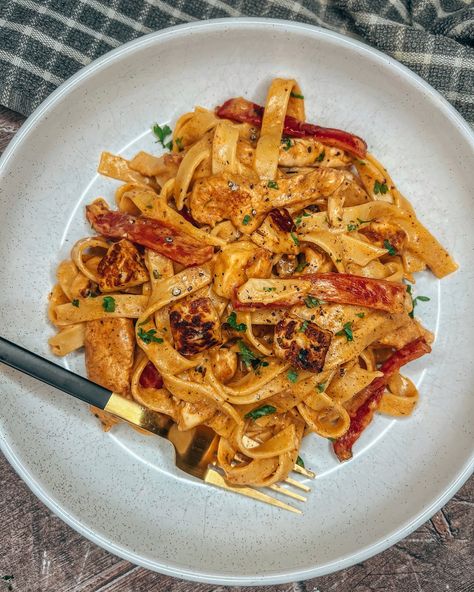 Halloumi, Chicken and Roasted Red Pepper Tagliatelle 🍝 This was such a delicious pasta! I love having halloumi pieces in a creamy pasta dish! 𝗜𝗻𝗴𝗿𝗲𝗱𝗶𝗲𝗻𝘁𝘀 (makes 2) • 1 Red pepper. Sliced • 150g Tagliatelle • 200g Chicken breast, diced • 80g Halloumi, cubed • 1 tsp Garlic salt • 1 tsp Paprika • 1 tsp Onion salt • 150 ml Chicken stock • 40g Red pesto • 100ml Creme fraiche • Bunch or parsley, finely chopped 𝗠𝗲𝘁𝗵𝗼𝗱 1. Add the sliced red pepper to a baking tray and cook on 180c for 20-... Chicken Tagliatelle Recipes, Halloumi Chicken, Chicken Tagliatelle, Tagliatelle Recipe, Tagliatelle Pasta, Healthy Eating Inspiration, Red Pesto, Creamy Pasta Dishes, Snack Craving