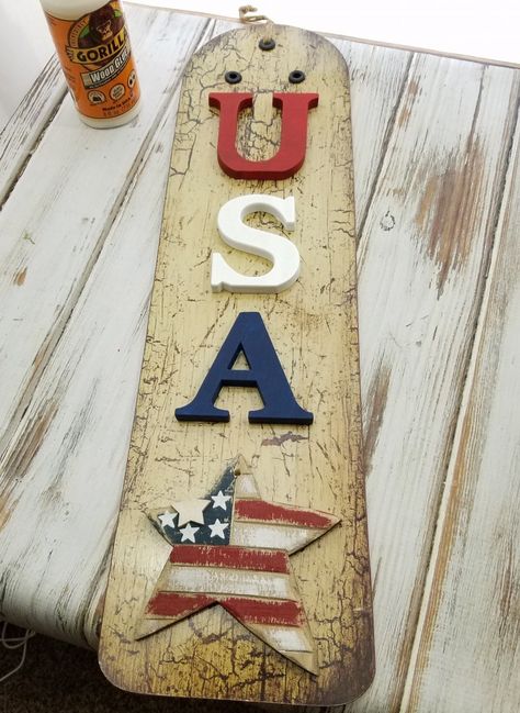 Diy Patriotic Sign Made Out of a Fan Blade Patriotic Signs Diy, Bicycle Art Garden, Painted Fan Blades, Ceiling Fan Crafts, Fan Blade Art, Ceiling Fan Art, Print Crafts, Americana Crafts, Patriotic Sign