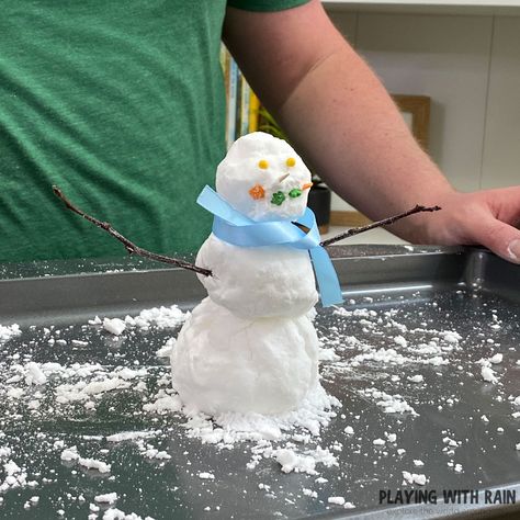 You can make snow with baking soda from the comfort of your own home! This super cool experiment will show you three different ways to make snow with baking soda and will keep your kids entertained all year long! #coolscienceexperiments #weatherscience #kidsactivities #snowscience #bakingsoda #playingwithrain Snow With Conditioner And Baking Soda, Baking Soda Snow Recipe, Making Snow With Baking Soda, Baking Soda Snow, Weather Experiments For Kids, Play Snow Recipe, Baking Soda Experiments, Snowman Recipes, Weather Experiments