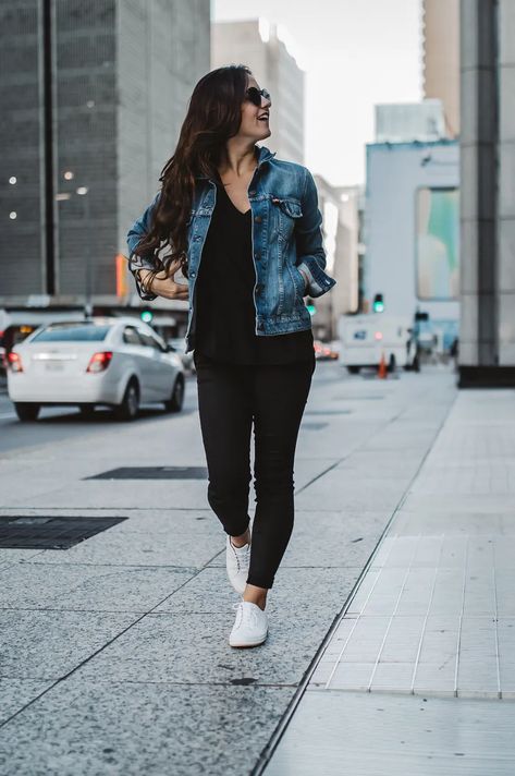 White Sneakers: How To Style White Sneakers This Fall Casual Chic Fall Outfits, Casual Chic Fall, White Sneakers Outfit, Western Wear Outfits, Casual College Outfits, Chic Fall Outfits, Casual Day Outfits, Mode Casual, Casual Work Outfits