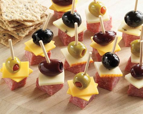 Olive Snack, Antipasto Skewers, Make Ahead Appetizers, Kabob Recipes, Finger Food Appetizers, Snacks Für Party, Party Food Appetizers, Party Snacks, Appetizers For Party