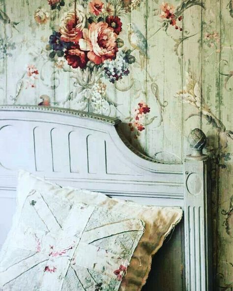 Happy st patricks day #shabbychic #iheartshabbychic #roses #decoupage #home… Cottage Wallpaper, Vibeke Design, Styl Shabby Chic, Deco Champetre, Decoration Shabby, Victorian Wallpaper, French Country Bedrooms, Shabby Chic Bedroom, Shabby Chic Bedrooms