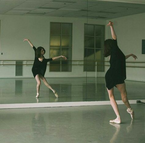 Dance Academy Aesthetic, Danse Aesthetic, Dance Mirror, Mirror Dance, Dancer Lifestyle, Dance Aesthetic, Dance Dreams, Ballet Inspiration, Dancing Aesthetic