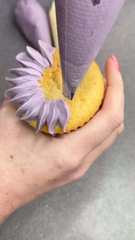 The prettiest flower. I love piping cupcake flowers and creating such beautiful works of art. It’s my therapy 🥰⁣ ⁣ Watch me make this… | Instagram How To Make Flower Cupcakes Frostings, Purple Frosted Cupcakes, Piping Flowers On Cupcakes Tutorials, What Piping Tips To Use For Flowers, How To Make Flowers With Frosting, Flower Design Cupcakes, Cute Easy Cupcake Decorating Ideas, Easy Icing Flowers, Wedding Flower Cupcakes