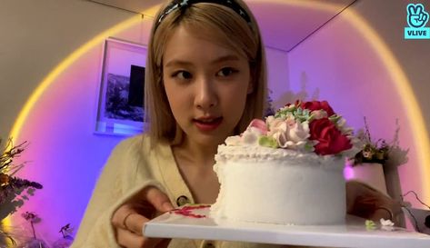 Rose Birthday Cake Blackpink, Rosé Vlive, Happy Birthday My Dear, Rosé Birthday Cake, Rosé Blackpink Aesthetic, Happy Birthday Rose, Rosé Birthday, Cute Baking, Rose Cake