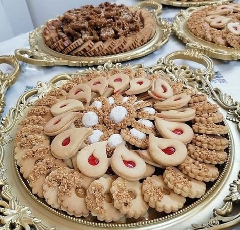 Moroccan Biscuits, Eid Mubarak Food, Wedding Thaals, Marocain Food, Moroccan Sweets, Moroccan Cake, Eid Cakes, Moroccan Pastries, Moroccan Desserts