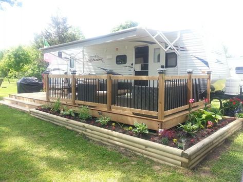 Campsite Decorating, Trailer Deck, Outdoor Living Deck, Camping Vintage, Camper Trailer Remodel, Diy Camper Remodel, Rv Homes, Trailer Living, Camper Makeover