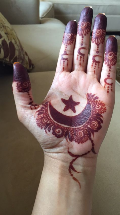 Ramadan style Chand Mehendi Designs For Eid, Easy Finger Mehendi Designs, Arabic Mehndi Designs For Hands, Ramadan Style, Plazo Designs, Outfit Ideas Wedding, Finger Mehendi Designs, Ramadan Henna, Arabic Mehendi