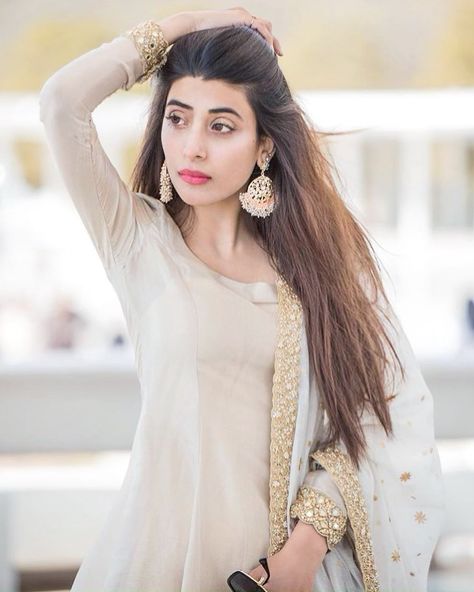 Urwa Hocane, Bridal Mehendi Designs Hands, Yami Gautam, Long Frock, Bridal Mehendi Designs, Party Wear Lehenga, Simple Pakistani Dresses, Boutique Dress Designs, Modest Wear