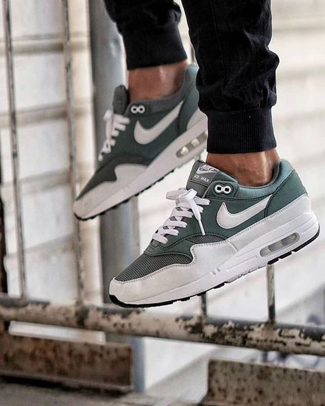 Nike Air Max 1 Air Max One, Shoes Art, Sneakers Nike Air Max, Street Style Shoes, Nike Air Max 1, Trendy Sneakers, Best Sneakers, Air Max 1, Sneakers Men Fashion