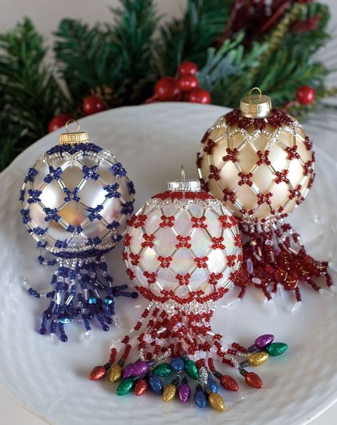 Beaded Ornament Covers Pattern - Festive 2011 Beaded Baubles, Victorian Ornaments, Seed Bead Tutorials, Beaded Christmas Decorations, Beaded Ornament Covers, Bead Ornaments, Arts Magazine, Holiday Beading, Beaded Christmas Ornaments