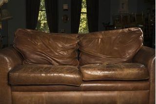 If you have a leather sofa that has seen better days, with worn or torn seat cushions and arms, you may wish that you could afford a new one; but reupholstering the sofa yourself is likely easier than you imagine. Whether you are upholstering leather or some other fabric, the procedure is the same. Leather Couch Repair, Couch Repair, Faux Leather Couch, Couch Seats, Brown Leather Couch, Deco Studio, Leather Repair, Upholstery Foam, Leather Dye