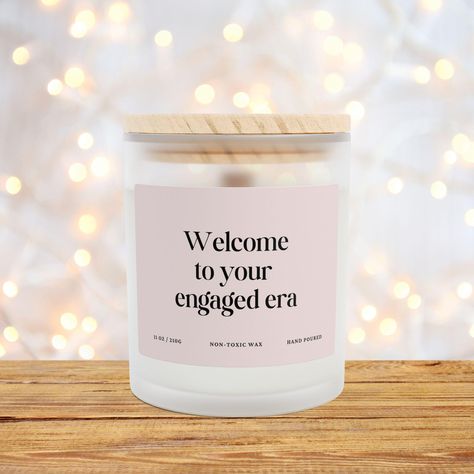 Cette bougie « Welcome to Your Engaged Era » à l'esthétique minimaliste est coulée à la main en Amérique et est disponible en 9 parfums. Cette bougie en verre dépoli de qualité supérieure est parfaite pour les couples nouvellement fiancés, les cadeaux de fiançailles, la future mariée, l'enterrement de vie de jeune fille ou de jeune garçon, le shower de mariage, le cadeau de mariage, les félicitations pour l'engagement, le cadeau pour un couple, une fiancée ou des cadeaux pour fiancé. Cette jolie Thoughtful Engagement Gifts, Fiance Gifts, Engagement Humor, Relaxing Candles, Engagement Party Gifts, Presents For Best Friends, Gifts For Fiance, Congratulations Gift, Funny Candles