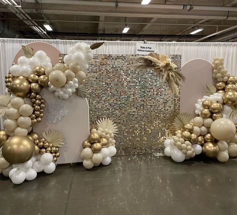 Make It Pop Balloon Co on Instagram: "Occasionally I get to put together a display exactly how I want it! From backdrops, colors, florals and all the things 🤩 It’s fun to just let myself create. Also I would be remiss if I didn’t give a shout out to my sister @amn42 . She came from home, which is 3 hrs away, to help me prep, install, be at the wedding show and then tear down! Also my hubby who rented a U-haul, loaded it, drove it to Seattle, unloaded it and then dropped it back off. So gratefu Shimmer Backdrop With Balloons, Floral Backdrop With Balloons, White And Gold Quinceanera Theme, Wedding Balloon Wall, Prom Backdrop Ideas, Wedding Balloon Backdrop, Outdoor Decorations Ideas, Balloon Wall Backdrop, Prom Decorations