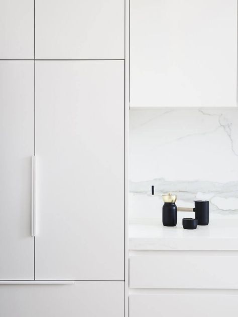 est living australian interiors dan webster architecture albert park terrace 5 White Kitchen Handles, White Tile Bathroom Walls, Cabinet Detailing, White Bathroom Tiles, Albert Park, Est Living, Terrace Design, Bathroom Wall Tile, Kitchen Handles