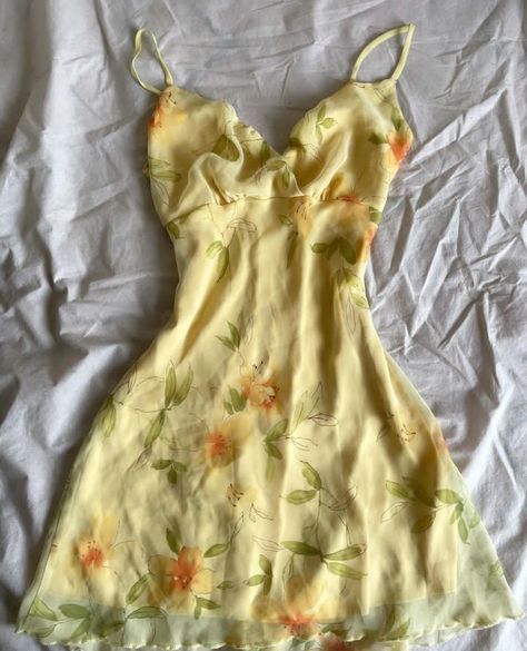 Floral Sundress Aesthetic, Yellow Top Outfit Summer, Yellow Sundress Outfit, Sundress Aesthetic, Summer Silk Dress, Yellow Floral Sundress, Cute Sundresses, Look 80s, Yellow Sundress