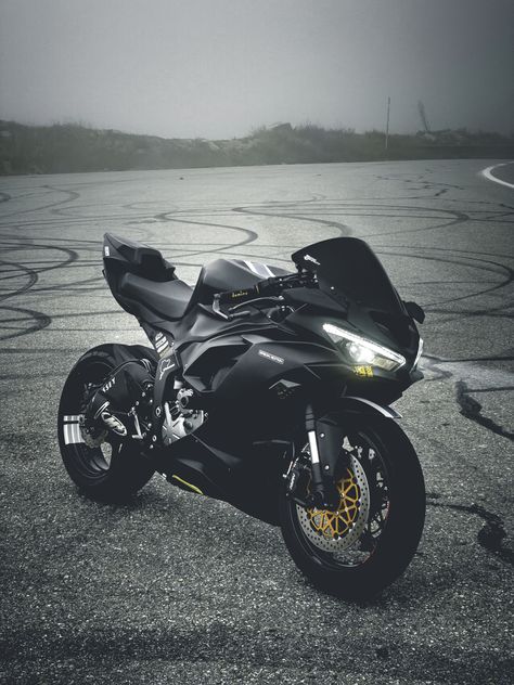 Kawasaki Zx6r 636, Ninja Bike, Stylish Bike, Collage Des Photos, White Bike, Image Moto, Ninja Zx6r, Bike Aesthetic, Kawasaki Ninja Zx6r