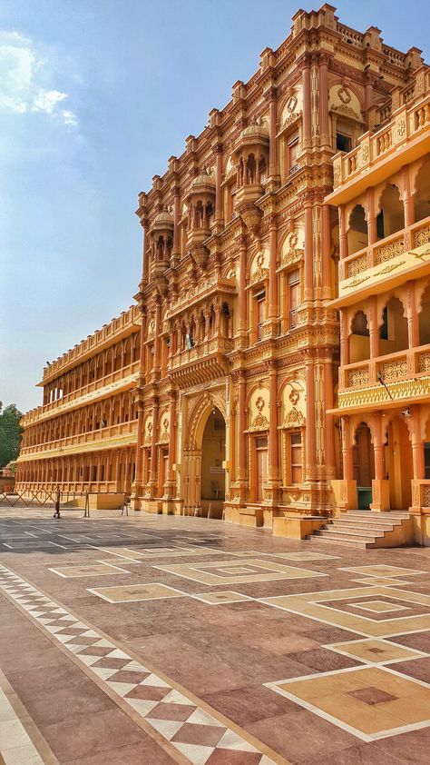 India Gujarat ancient building photography aesthetic Gujarat Aesthetic, Timy Houses, Palace Pictures, Indian Bedroom Decor, Narrow Living Room, Blue Building, Tiny House Bathroom, Concrete Building, Bedroom Bed Design