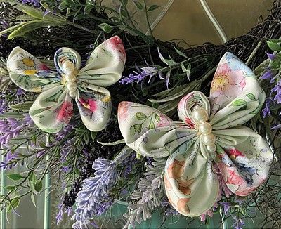 Quilting Digest Fabric Butterfly Diy, Christmas Butterflies, Christmas Butterfly, Quilting Digest, Butterfly Ornaments, Spring Quilts, Fabric Butterfly, Ornament Pattern, Shabby Fabrics