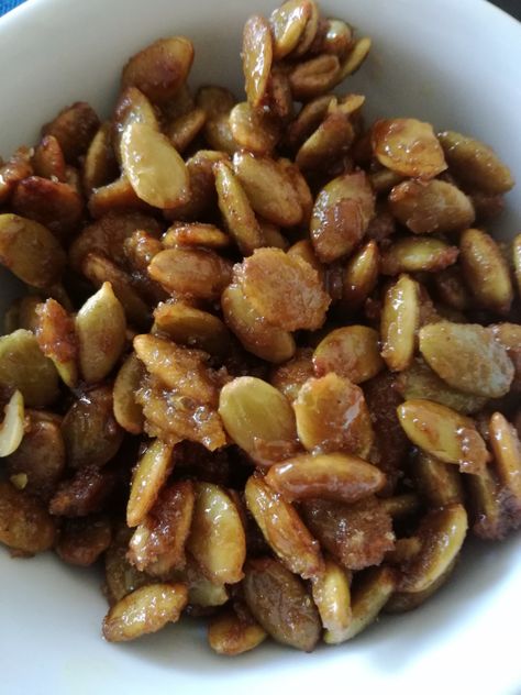 Pumpkin Seed Candy, Salted Caramel Pumpkin Seeds, Candied Pumpkin Seeds, Pepitas Recipes, Candied Pumpkin, Healthy Pumpkin Dessert, Mat Inspiration, Caramel Pumpkin, Vegan Biscuits