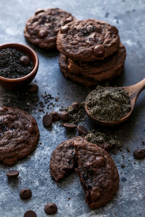 Chocolate Black Sesame Cookies, made with black sesame powder and a *secret ingredient* you'll have to taste to believe. Black Sesame Cookies, Black Sesame Dessert, Sesame Seed Cookies, Black Sesame Powder, Cookies Italian, Seed Cookies, Cookies Love, Sesame Cookies, Sesame Seed