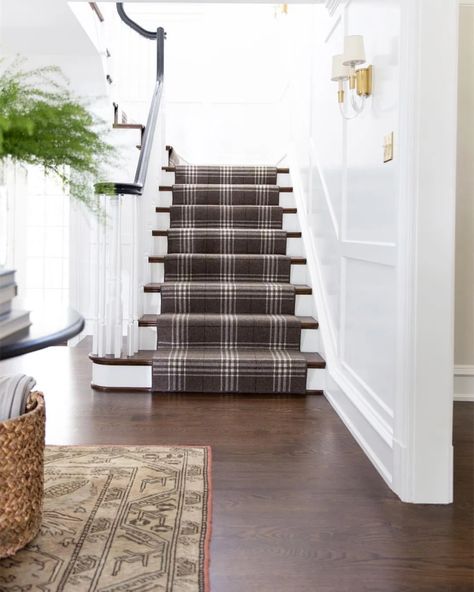 Tartan Decor, Tartan Carpet, Hallway Carpet Runners, Foyer Decorating, Cheap Carpet Runners, Carpet Styles, Beige Carpet, Stair Runner Carpet, Beige Walls