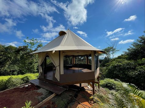 ¿Alguna vez has estado acampando pero deseaste que fuera un poco más como un hotel? ¡El glamping es la solución! En este artículo, aprenderá cómo iniciar su propio negocio de glamping: desde los primeros pasos para comprar un terreno y construir su primera cabaña, hasta las muchas formas en que puede ganar dinero atendiendo a los huéspedes. ¿Qué es Glamping? Hexagome #negocioglamping Purchasing Land, Glamping Business, Camping Business, Yurt Camping, Become Popular, Creating A Business Plan, Glamping Site, Campfire Cooking, Luxury Camping