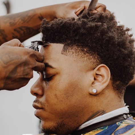 Celebrity Personal Barber on Instagram: “🐐💧 @atlanticrecords @dke_author ✂️ What’s Hannenin Video Shoot🎥 #miamibarber #barbershopconnect #andis #curlsponge #viral #explorepage #art…” Black Barbershop Aesthetic, Barber Branding Photoshoot, Barber Images, Barber Aesthetic, Healthy Masculine, Black Barber, Mens Barbershop, Getting A Haircut, Mixed Boy