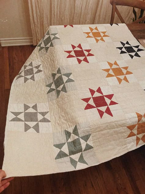 #babyquilt #ohiostar #quilting #beginnersquilt #quiltingqueen #crafts Bed With Blankets, Ohio Star Quilt Block, Style A Bed, Quilting Stars, Solid Fabric Quilts, Ohio Star Quilt, Quilt Clothes, Ohio Star, Recycled Clothes