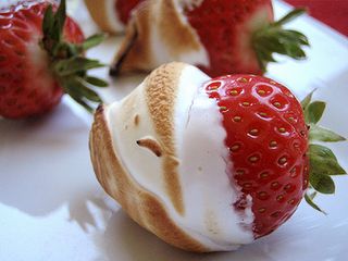 I love chocolate-covered strawberries, but these look like a scrumptious alternative. Dessert Strawberries, Camping Desserts, Marshmallow Creme, Strawberry Dip, Läcker Mat, God Mat, Marshmallow Fluff, Good Eat, Snacks Für Party