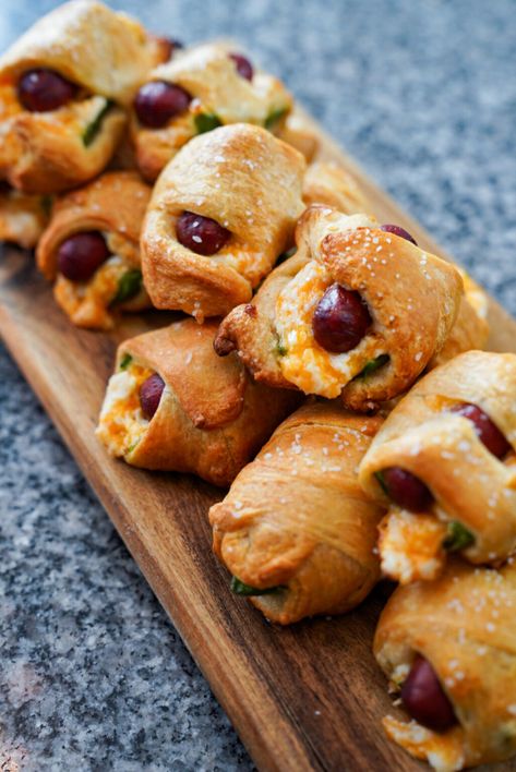 Jalepeno Popper Pig In The Blanket, Fall Pigs In A Blanket, Jalapeno Popper Pig In A Blanket, Jalapeño Popper Pigs In The Blanket, Jalepeno Popper Pigs In The Blanket, Mexican Pigs In A Blanket, Pig Roast Appetizers, Jalapeno Popper Pigs In A Blanket Recipe, Smoked Pigs In A Blanket