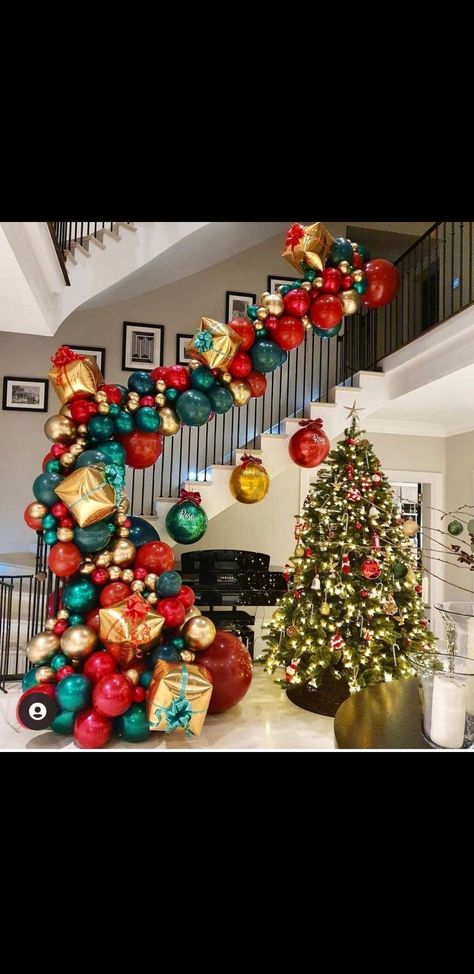 Christmas Balloon Staircase, Christmas Balloon Garland Stairs, Balloon Stairs Decoration, Balloon Door, Christmas Balloon Decorations, Balloons Decorations, Xmas Baubles, Christmas Backdrop, Stair Decor