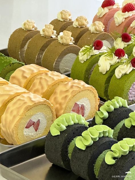 Chiffon Sandwich, Rolled Cakes, Japanese Bakery, Kue Macaroon, Cake Aesthetic, Cafe Shop Design, Swiss Roll, Roll Cake, Cake Slice