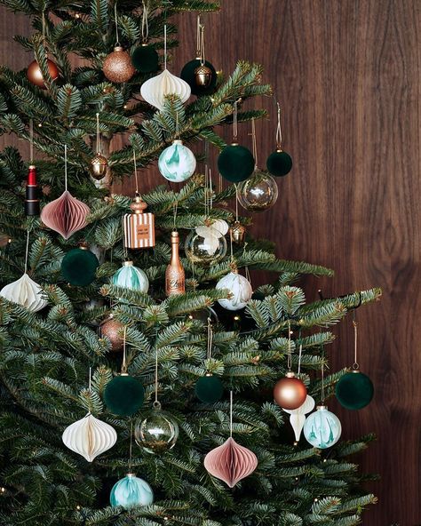 H&m Christmas, Pretty Christmas Ornaments, Colonial Christmas, Christmas Tree Inspiration, Navidad Diy, Christmas Tree Baubles, Rustic Christmas Tree, Home Christmas, Noel Christmas