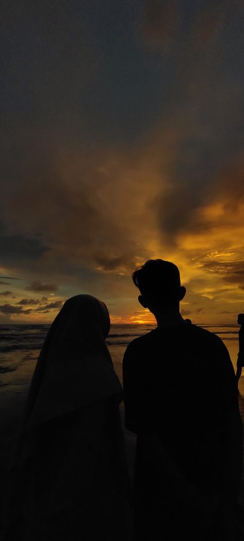 bf&gf menikmati senja , at pantai Parangtritis Yogyakarta Di Pantai Bareng Doi, Couple Pantai, Bf Gf Pictures, Padang Panjang, Couple Shadow, Teddy Bear Images, Bear Images, Couple Picture, Fotografi Vintage