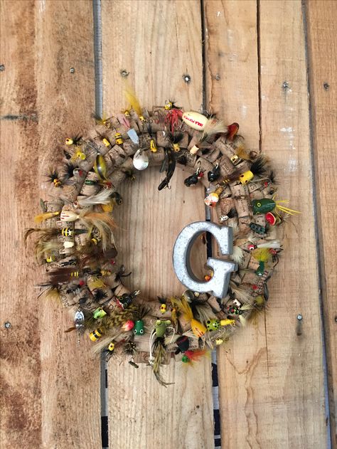 Old fishing lure wreath.    Madison Graham created this wreath. Old Fishing Lures Crafts, Old Fishing Lures Display Ideas, Boathouse Decor, Diy Fishing Decor, Boat House Decor, Fishing Lures Display, Fishing Wreath, Fish Net Decor, Beach Theme Wall Decor