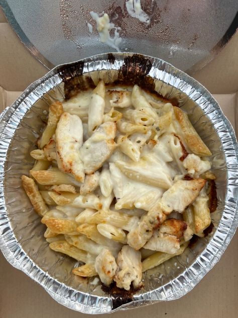 Dominos Alfredo Pasta, Chicken Food Ideas, Aesthetic Lunch Ideas, Dominos Pasta, Pasta Chicken Alfredo, Aesthetic Pasta, Lunch Aesthetic, Pasta Aesthetic, Aesthetic Lunch