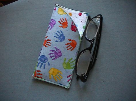 Tutorial: eyeglass case – Quilt in Progress Diy Eyeglass Case, Eyeglass Cases Diy, Sew Eyeglass Cases, Eyeglass Cases Tutorial, Eyeglass Cases Pattern, Fabric Eyeglass Cases, Glass Cases, Quick Sew, Eye Glasses Case