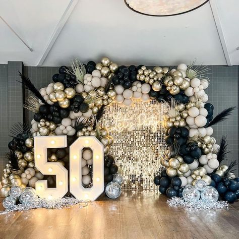 50th Birthday Ideas For Women Backdrop, Sequin Wall With Balloons, 50 Th Birthday Decorations, 50th Backdrop Ideas, 50th Anniversary Backdrop Ideas, Ballon Decoration Ideas Events, Sequin Backdrop With Balloons, 50th Birthday Backdrop Ideas, 60th Birthday Backdrop Ideas