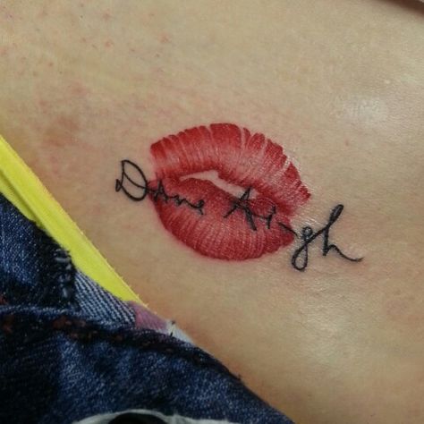 Elegant Tattoos For Women Classy Glamour, Red Lips Tattoo, Stitch Toothless, Lipstick Tattoo, Kiss Tattoo, Classy Tattoos For Women, Kiss Tattoos, Characters From Movies, Smile Tattoo