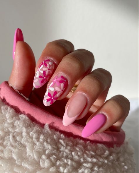 Pink Nails Design Flowers, Barbie Nails Inspiration, Barbie Nail Inspired, Nail Art Designs Barbie Pink, Nails Design Barbie, Pink Floral Almond Nails, Pink Flowers Nail Art, Barbie Pink Nails Design Ideas, Barbie Flower Nails