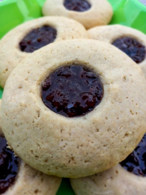 Amish raisin-filled cookies take me back to my mom's kitchen. They are made with a basic cookie dough and filled with a sweet raisin filling. Raisin Filled Cookie Recipe, Basic Cookie Dough, Raisin Filled Cookies, Amish Cookies, Brown Sugar Recipe, Chewy Oatmeal Raisin Cookies, Soft Cookie Recipe, Raisin Recipes, Oatmeal Raisin Cookies Chewy