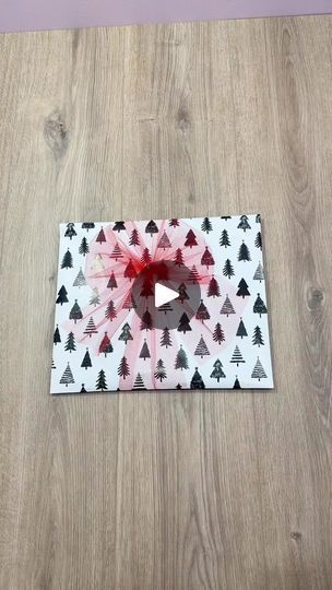 Wrapping Clothes, Wrap Clothes, Wrapping Hacks, Wrapping Techniques, Gift Wrapping Techniques, Wrapping Presents, Christmas Hacks, Gift Wrapping Bows, Wrapping Gifts