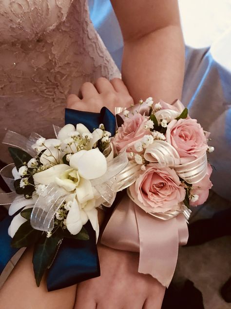 Prom Corsage Pink, Prom Bouquet Ideas, Elegant Flower Arrangements, Prom Flowers Bouquet, Gold Corsage, Black Corsage, Prom Flowers Corsage, Light Pink Prom Dress, White Corsage