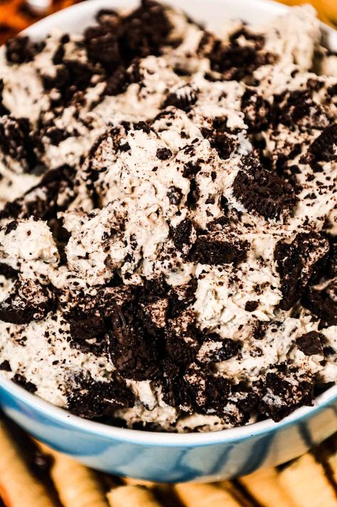 Oreo Dip is an easy no bake dessert recipe made with cream cheese, Cool Whip, powdered sugar and loaded with crumbled Oreo cookies. Oreo Dip, Toffee Cheesecake, Dessert Dip Recipes, Oreo Dessert Recipes, Chocolate Peanut Butter Desserts, Cake Dip, Chocolate Peanut Butter Cheesecake, Oreo Cream, Cream Dip