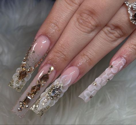 Blush Pink And Gold Quince Nails, Golden Quince Nails, Quinceanera Nails Champagne And Gold, Latina Acrylic Nails Gold, Rose Gold Quince Nails Long, Nails Quince, Quinceañera Nails, Quince Colors, Buchona Nails