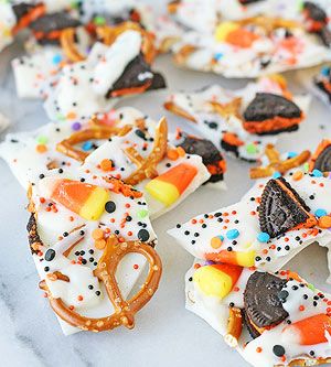 Halloween Candy Bark Halloween Candy Bark Recipes, Candy Bark Recipes, Halloween Candy Bark, Halloween Potluck, Halloween Bark, Dessert Halloween, Leftover Halloween Candy, Candy Bark, Hummingbird Painting