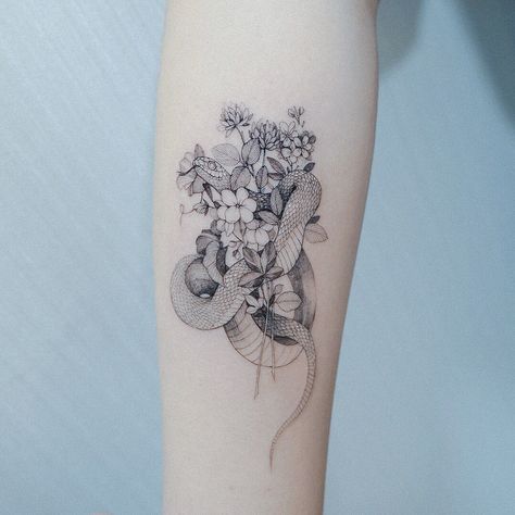 Snake Tattoo Design, Floral Tattoo Sleeve, Modern Tattoos, Bee Tattoo, Tattoo Feminina, Baby Tattoos, Tattoos For Daughters, Snake Tattoo, Blackwork Tattoo