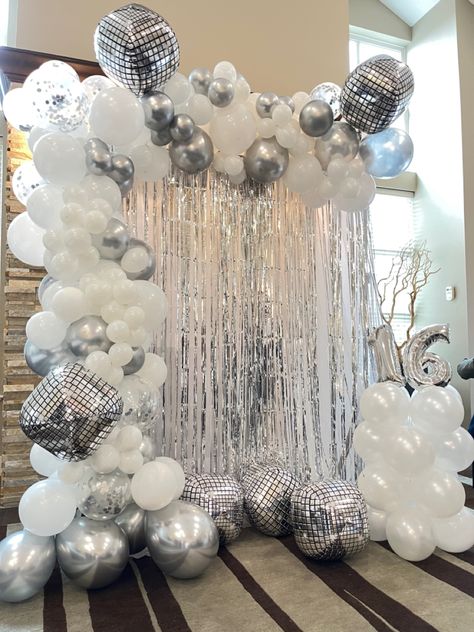 Balloon Decorations Silver, Silver Balloon Backdrop, Silver Balloon Wall, Silver White Balloon Decor, 16 Silver Balloons, 14th Birthday Party Ideas, 18th Birthday Party Themes, Disco Birthday Party, Silver Tinsel